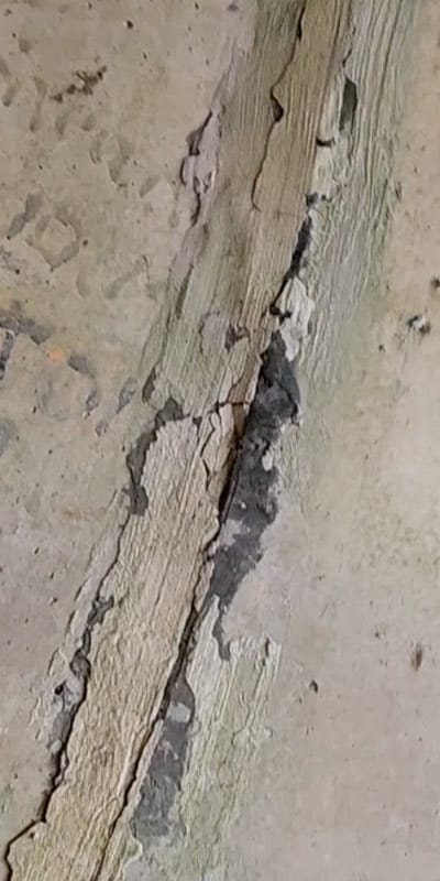 Joint with cracked concrete