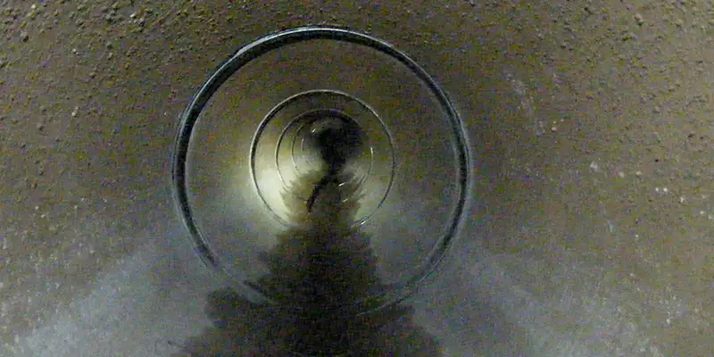 Retaining bands loosely placed over a rubber seal