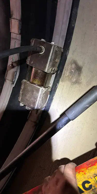HydraTite's retaining bands being expanded with a Hydraulic expander
