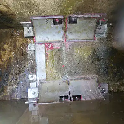 Metal corner forms installed in the corners of a box-shaped pipe