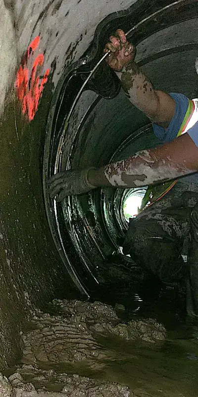Positioning a retaining band over a rubber seal