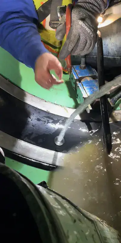 A HydraTite seal being air tested with an open port