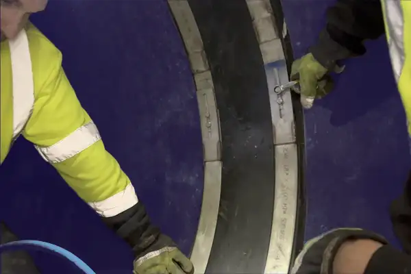 Tightening the bolt on a HydraTite seal