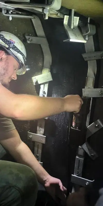 Expanding a retaining band in a box culvert seal