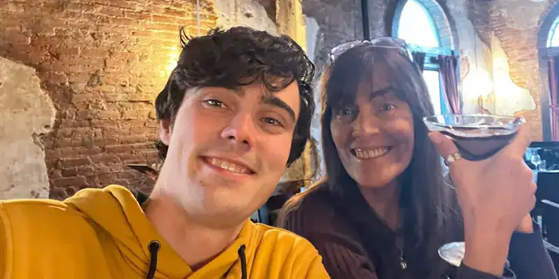 Caleb taking a selfie at a bar with Jennifer