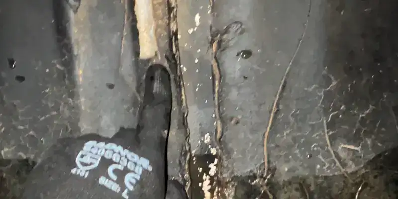 Pointing out a joint in pipe where it has become separated