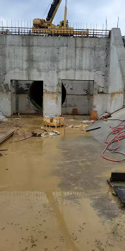 A large-diameter pipe entrance in a water lock system
